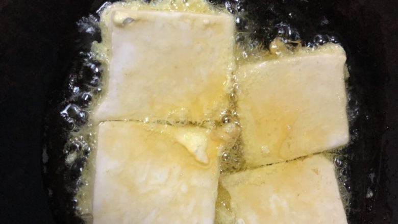 香煎鸡蛋豆腐,起锅烧油,油温五成热下入豆腐块,全程小火即可。