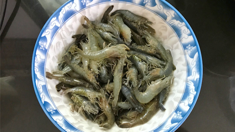美极小河虾,准备好材料,先把买回来的<a style='color:red;display:inline-block;' href='/shicai/ 1661'>小河虾</a>,翦去虾枪和虾脚,清洗干净。