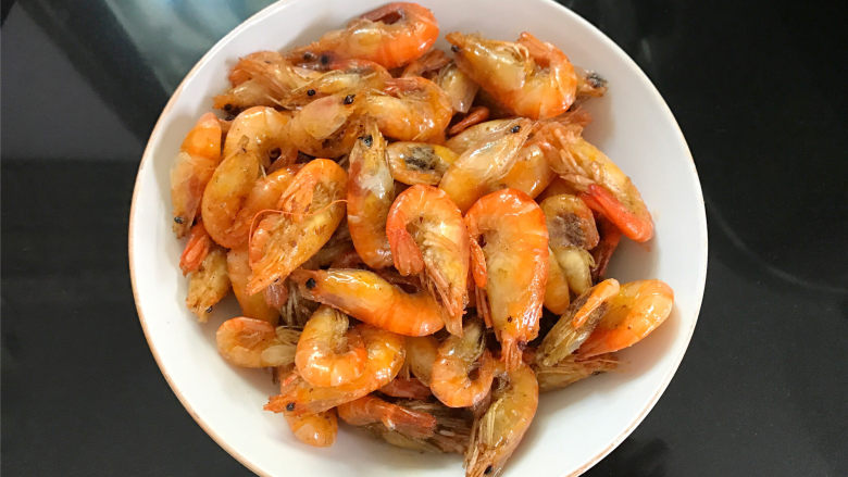 美极小河虾,炸至金黄色后捞出,沥干油分。