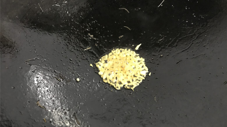 美极小河虾,锅中留少许底油,爆香姜、蒜末。
