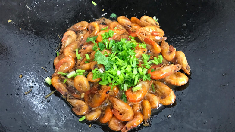 美极小河虾,煮开后加少许盐和<a style='color:red;display:inline-block;' href='/shicai/ 10588'>糖</a>调味,至汤汁浓稠开始收汁的时候即可熄火,出锅前加入香菜碎炒匀即可。