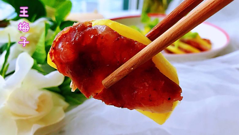 香肠土豆片,吃的时候,同时夹一片香肠一片土豆,放入嘴中不油腻,也不清淡,二者相融在一起特别美味,也可根据自己的口味来加入调味料