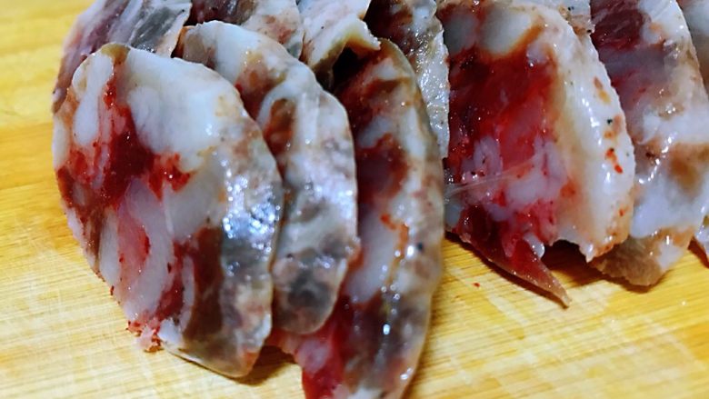 香肠土豆片,香肠放在清水当中浸泡3小时以上,香肠的盐一般是比较重的,放在清水中浸泡可以让香肠中的盐溶解在水中,从而减少香肠盐分,斜刀切成薄厚一样的片。