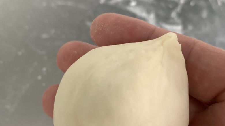 老婆饼,利用虎口慢慢收拢,成光滑无褶皱即可。