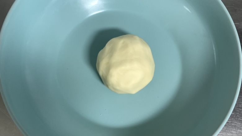 老婆饼,用擦搓的手法,让面粉和猪油充分融合。