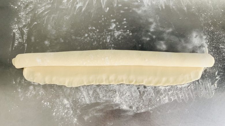老婆饼,底部边缘轻轻按压,这样接口更贴合一些。