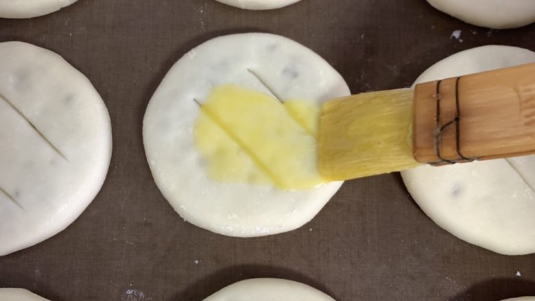 老婆饼,建议小伙伴们,先刷蛋液后划上两刀。(我这里做反了,先割的口 后刷的蛋液😢出炉后不漂亮)