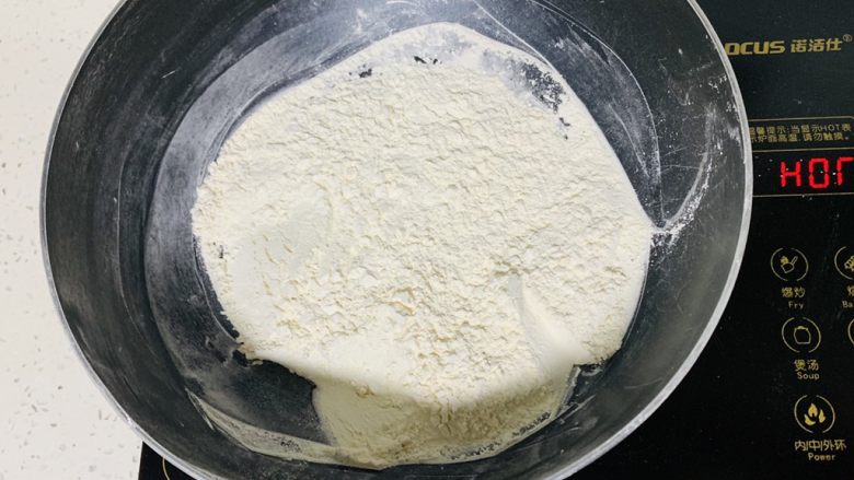 老婆饼,馅料里的糯米粉首先要炒熟,中小火慢炒,炒至微黄即可。