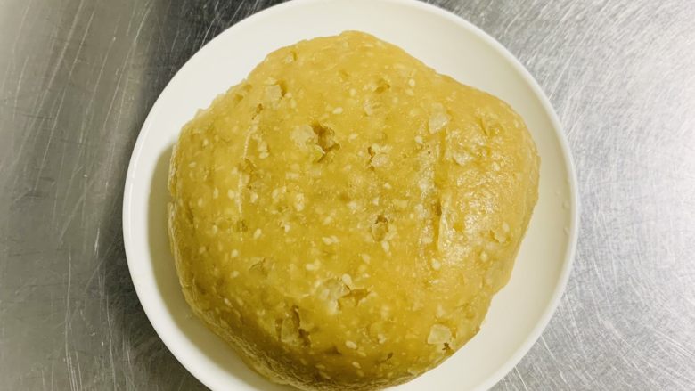 老婆饼,翻炒均匀,盛盘凉凉。