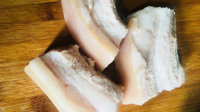 白切肉,焯完水后再次冲洗干净并切成小段,方便煮熟