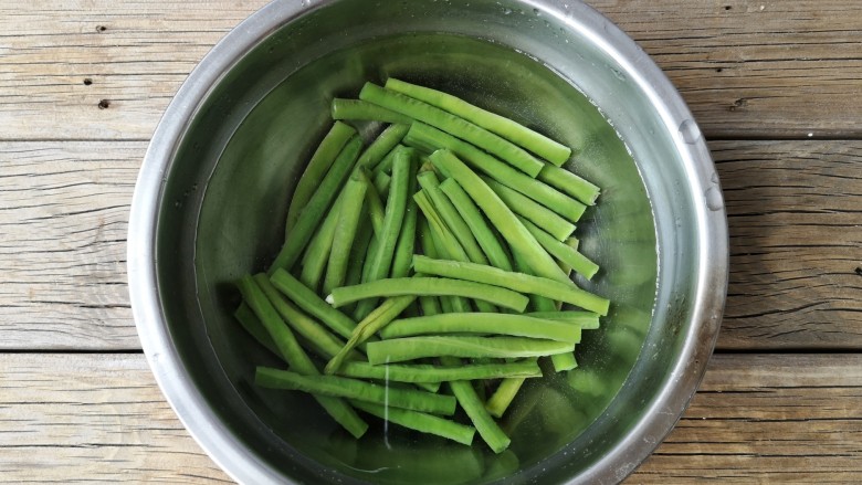 麻汁豆角,投到凉开水中，这样可以使豆角更脆。
