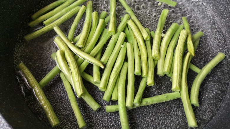 麻汁豆角,切好的豆角入开水焯熟(一定要焯熟哦!2—3分钟左右即可)。