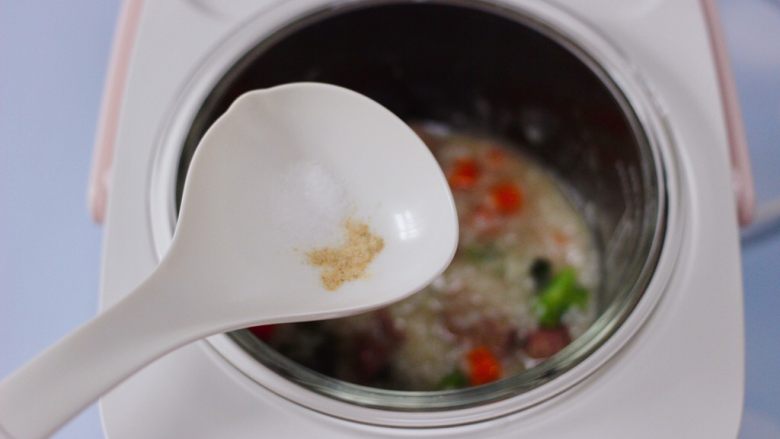 西兰花猪肝粥(宝宝辅食),出锅的时候,加入少许盐和<a style='color:red;display:inline-block;' href='/shicai/ 720'>胡椒粉</a>调味。