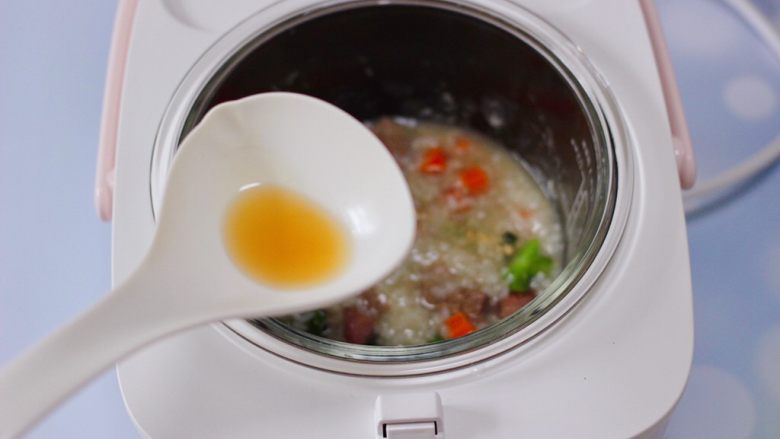 西兰花猪肝粥(宝宝辅食),倒入<a style='color:red;display:inline-block;' href='/shicai/ 3738'>芝麻油</a>增加口感即可。