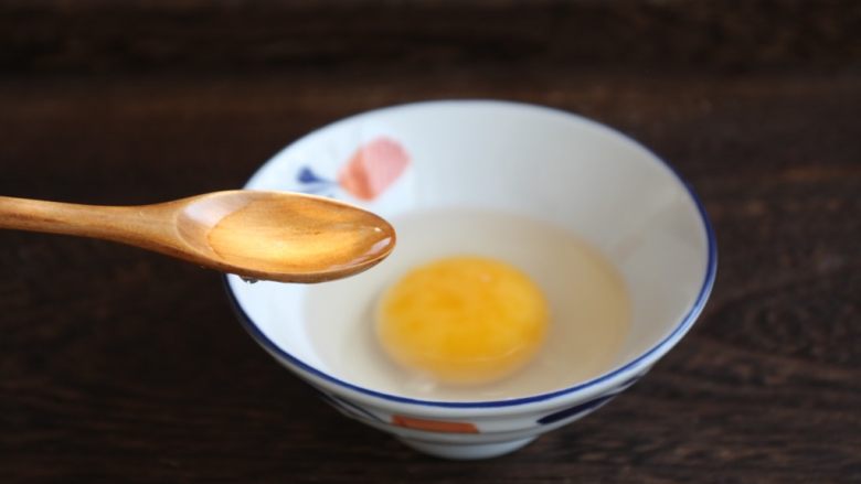 鹅蛋羹~孕妇餐,鹅蛋磕入碗中,放入1小勺的白糯米酒。