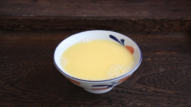 鹅蛋羹~孕妇餐,借助工具打成鹅蛋液。