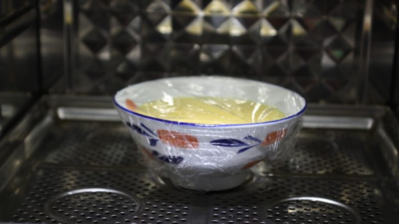 鹅蛋羹~孕妇餐,用耐高温的保鲜膜将鹅蛋液碗包裹上,用牙签戳几个眼,以便透气,加快熟的速度。
放入蒸锅里,上气后中火蒸10分钟,关火,焖2分钟。