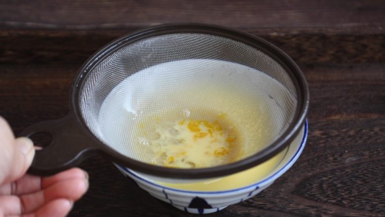 鹅蛋羹~孕妇餐,用滗网过滤两次鹅蛋液,将鹅蛋的筋膜过滤出去。