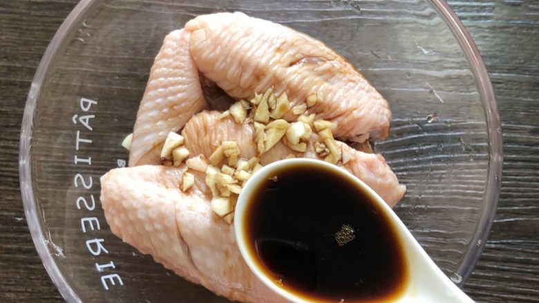 蜜汁鸡翅,两勺生抽
