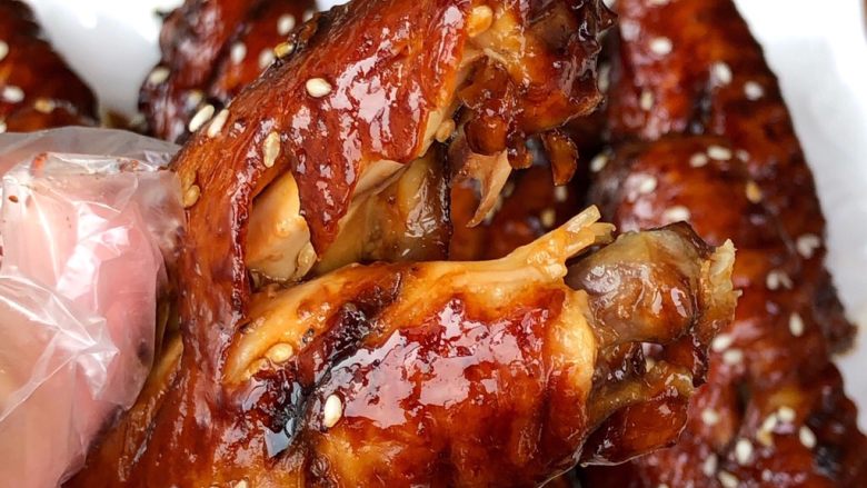 蜜汁鸡翅,10:中途可以打开电饭煲盖给鸡翅翻一次面;煮饭时间完成,撒芝麻出锅开吃啦!超级好吃入味,人人都能完成,请你吃呀!