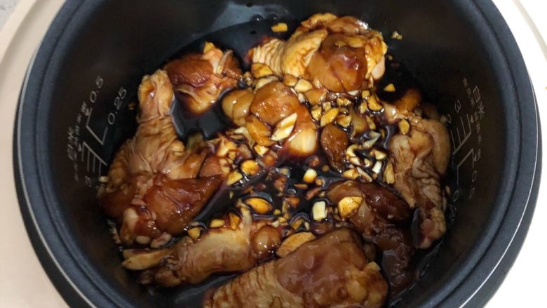 电饭煲版蜜汁鸡翅根,抓均匀腌制20分钟方便入味之后,鸡翅根和酱汁一起放入电饭煲