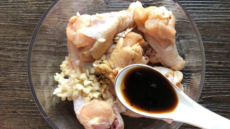 电饭煲版蜜汁鸡翅根,加1勺生抽