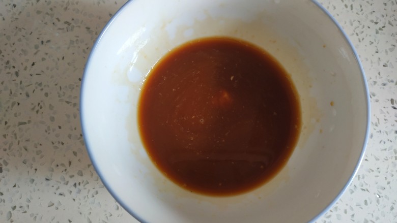 木耳炒肉片,小碗中放入两勺生抽,一勺醋,适量淀粉 适量清水调匀