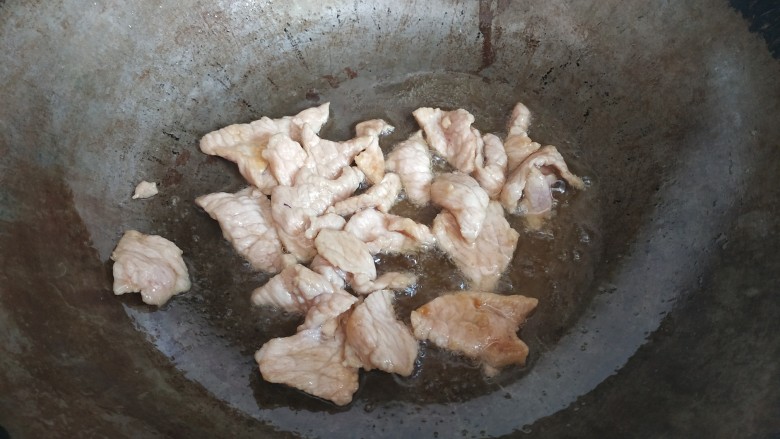 木耳炒肉片,锅中放入适量<a style='color:red;display:inline-block;' href='/shicai/ 857'>植物油</a>烧热,放入肉片炒至变白,盛出待用