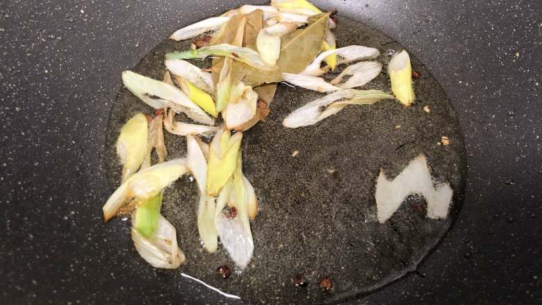 麻辣鲜香的口水鸡,注意要用小火哦!炒到葱段稍微变色就可以啦!