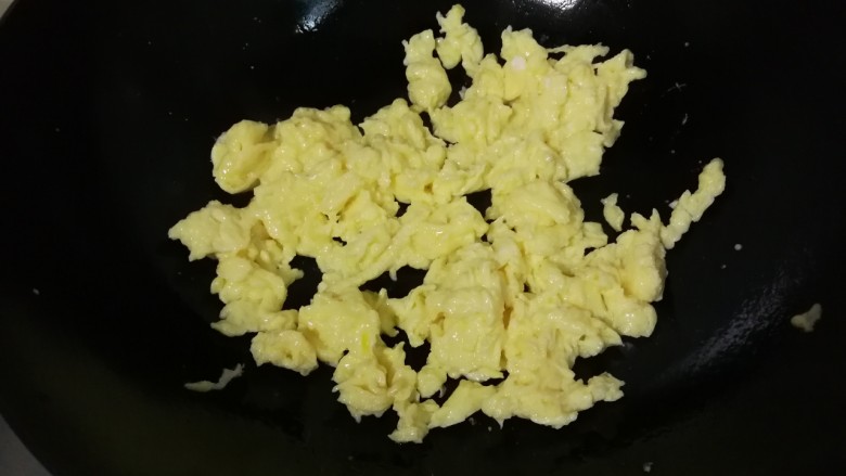 葱香西葫芦鸡蛋,用筷子划熟,划散
