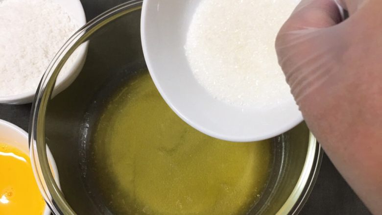 面包蛋糕混合包,黄油微波炉加热溶解,倒入细砂糖。