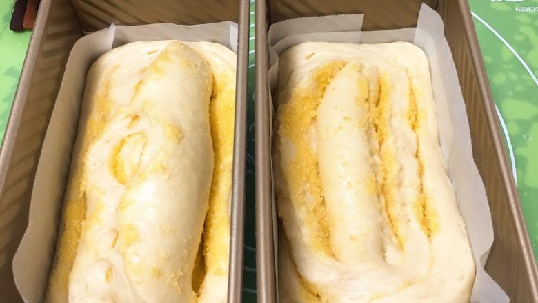 面包蛋糕混合包,蛋糕糊完成后,面包发酵也完成了,烤箱开始预热,175度,时间10分钟。