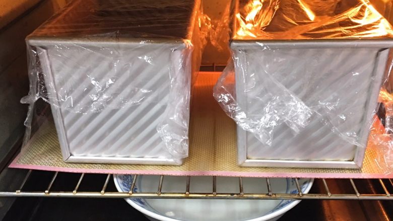 面包蛋糕混合包,烤箱发酵档,底部放一碗热水,发酵60分钟。