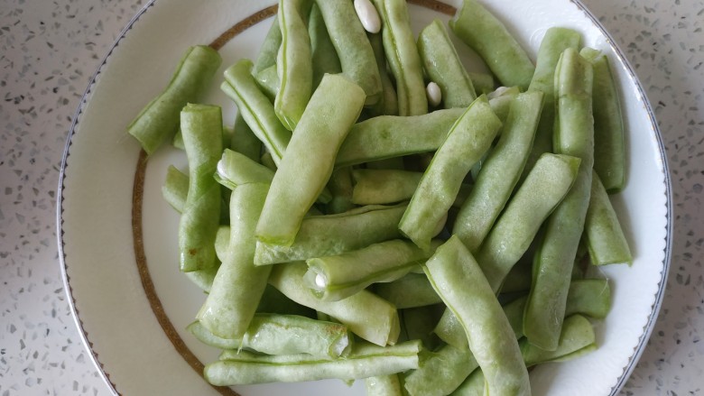 四季豆烧茄子,<a style='color:red;display:inline-block;' href='/shicai/ 69'>四季豆</a>去筋,洗干净,掰成小段