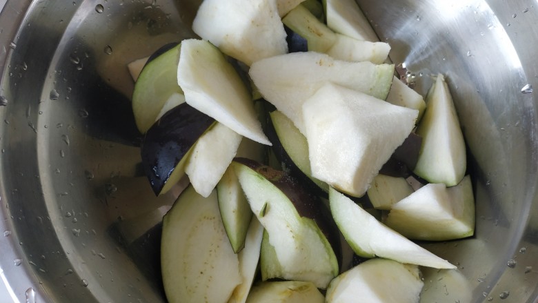 四季豆烧茄子,过清水以免氧化变黑。加入适量盐搅拌均匀,腌制一会儿