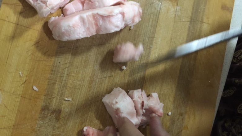 猪油拌饭,板油(猪肥肉)切丁,其实可以切小一些,这样熬出来都是渣比较脆