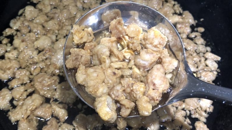 猪油拌饭,差不多上色,喜欢吃焦的可以再熬一会