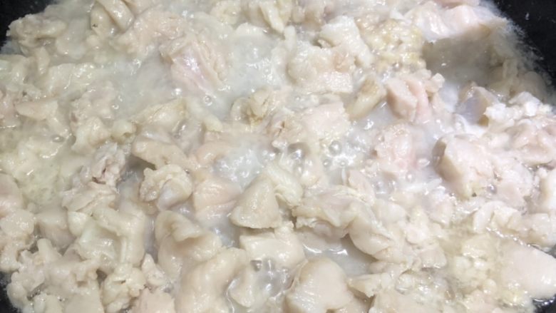 猪油拌饭,锅开,调成小火