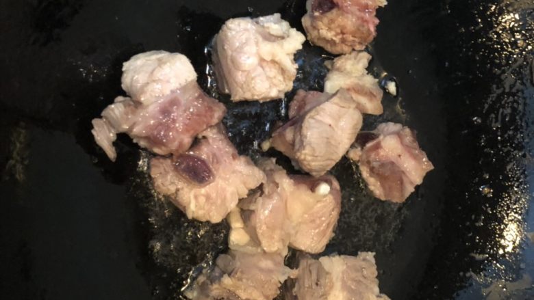 豆角干炒排骨,放油,把排骨倒入翻炒一会,加一点酱油;