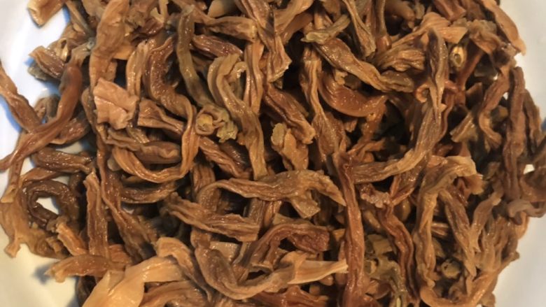 豆角干炒排骨,把切好的豆角干倒入翻炒,加入适量豆角,再翻炒片刻,加入适量白开水,咕噜咕噜煮一会,加盐,即可起锅啦;