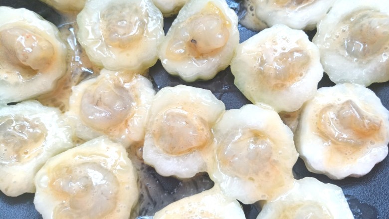 虾仁冬瓜汤菜,把腌好的虾仁装入冬瓜洞里