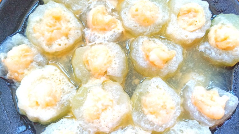 虾仁冬瓜汤菜,蒸好取出备用