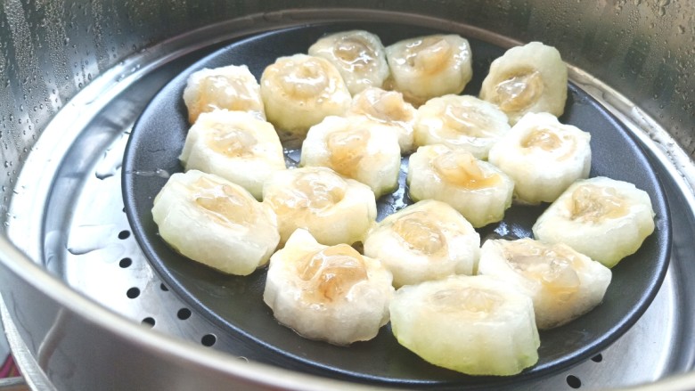 虾仁冬瓜汤菜,装入盘中,水开蒸8分钟