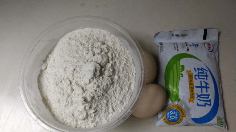 葡萄杏干面包,准备好高筋粉,鸡蛋,牛奶