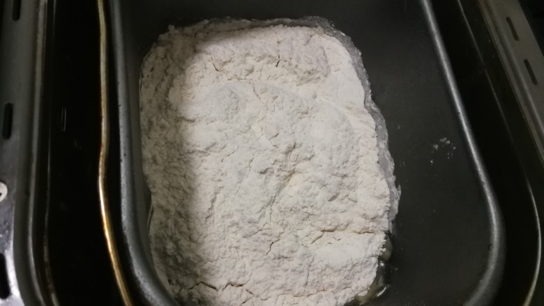 葡萄杏干面包,将面包机桶放入面包机中,启动面包机甜面包程序,选择重量750克,烧色浅,按开关面包机开始工作