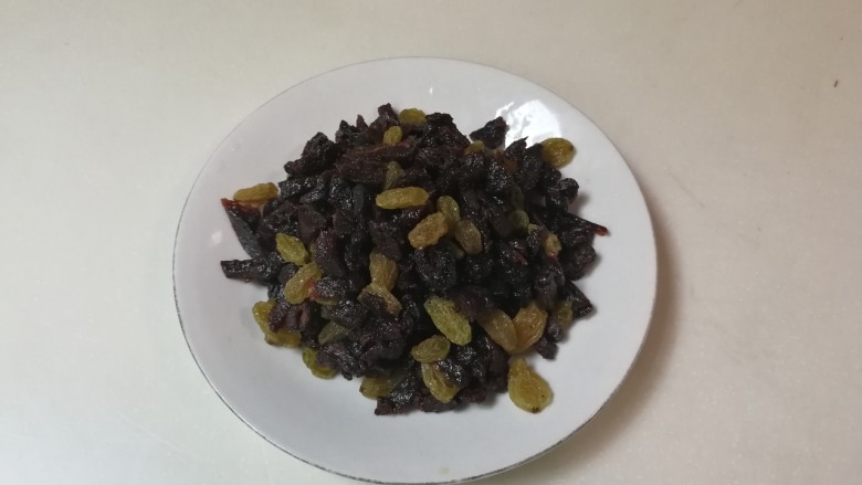 葡萄杏干面包,葡萄干清洗干净,沥干水,杏干切碎一起盛盘备用