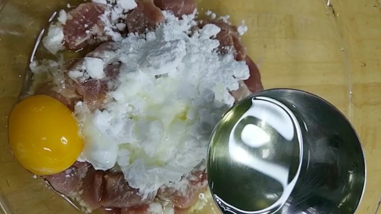 菠萝咕噜肉,放入碗里加入盐，<a style='color:red;display:inline-block;' href='/shicai/ 829'>十三香</a>，<a style='color:red;display:inline-block;' href='/shicai/ 519'>面粉</a>，淀粉，一个<a style='color:red;display:inline-block;' href='/shicai/ 9'>鸡蛋</a>，食用油