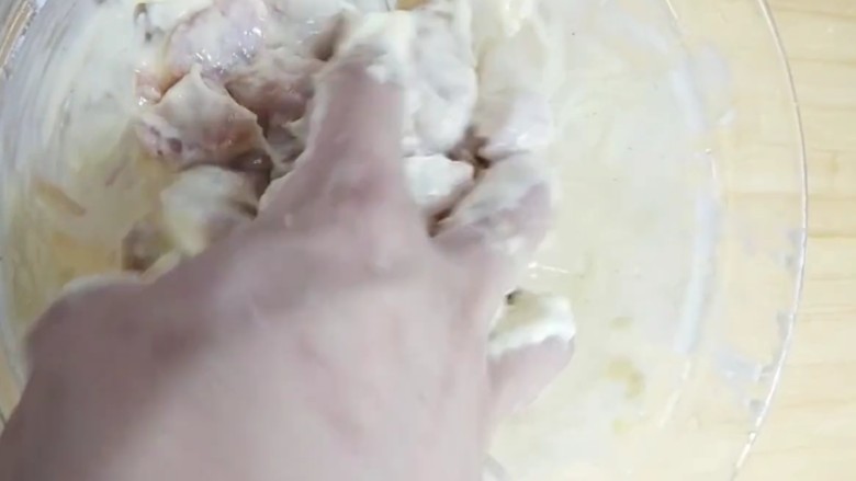 菠萝咕噜肉,抓均匀