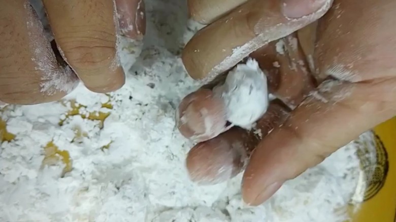 菠萝咕噜肉,裹上干的淀粉搓成圆球