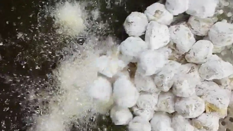 菠萝咕噜肉,油温五成下锅小火慢炸